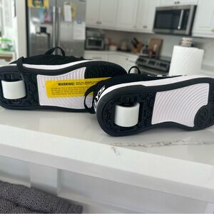 Heely’s sneakers size 4Y big kids black